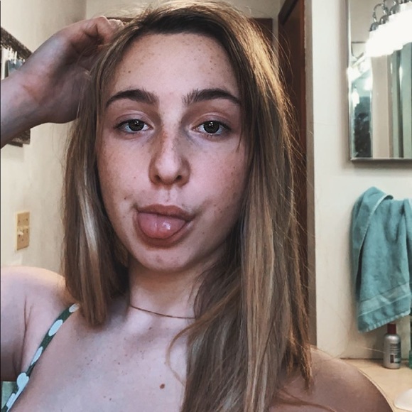 Meet your Posher, Chloe - Picture 5 of 7